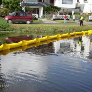 Simplex containment boom in a canal