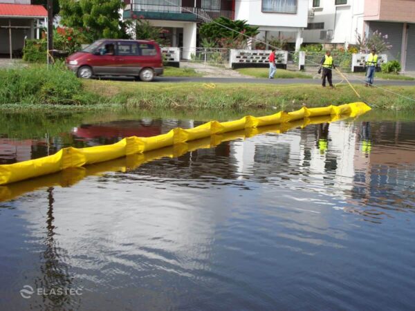 Simplex containment boom in a canal